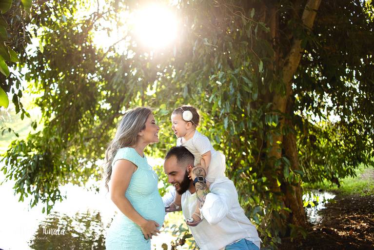 foto espontânea da família durante a sessão de gestante