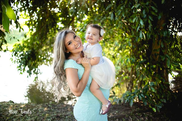 mãe e filha no ensaio de gestante