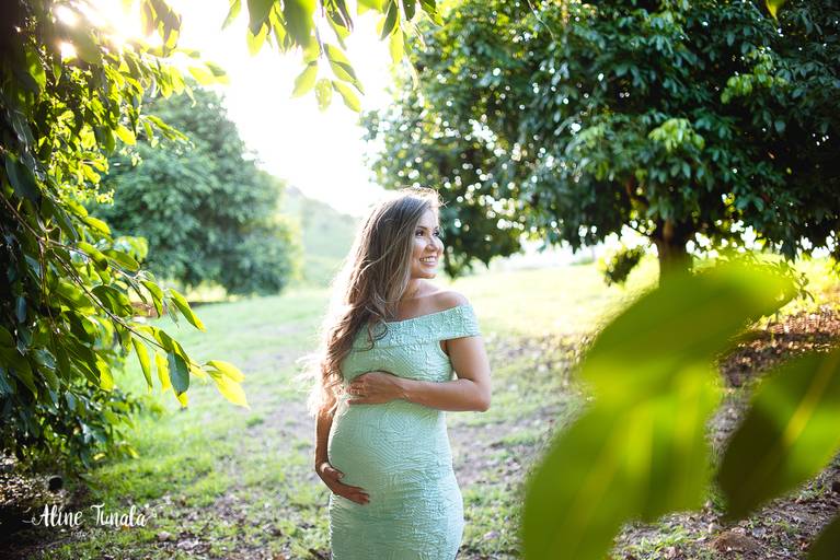 gestante de vestido verde fazendo seu book