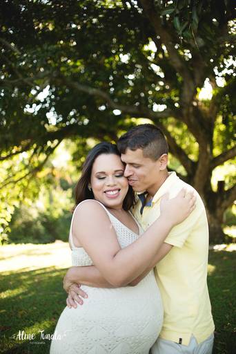 casal se abraça para fotos do ensaio de grávida