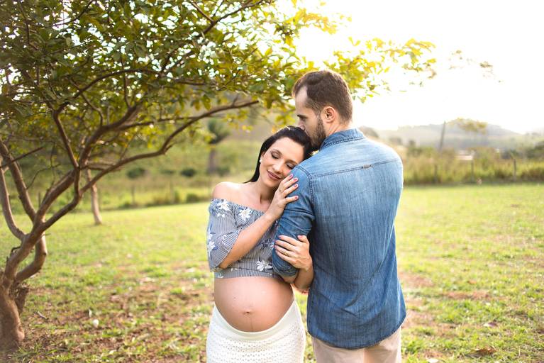 Foto fofa e carinhosa da gestante e seu marido para o book de gestante realizando na aldeia das aguas em soturno