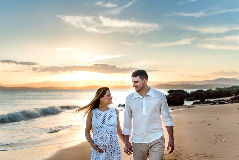 gestante e seu marido na praia