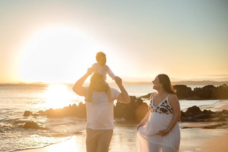 sessão de gestante no por do sol na praia da boca da baleia em anchieta