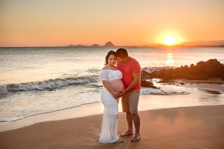 gravida e seu marido abraçados na sessão de gestante