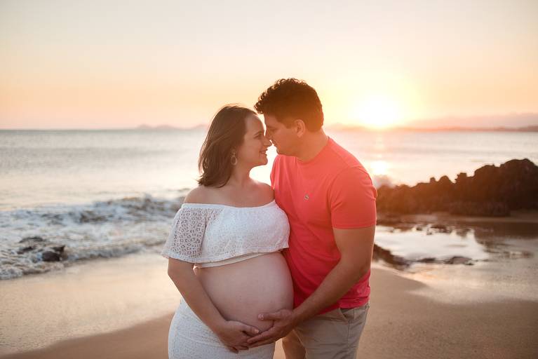 casal apaixonado esperando seu segundo filho faz book de gestante na praia
