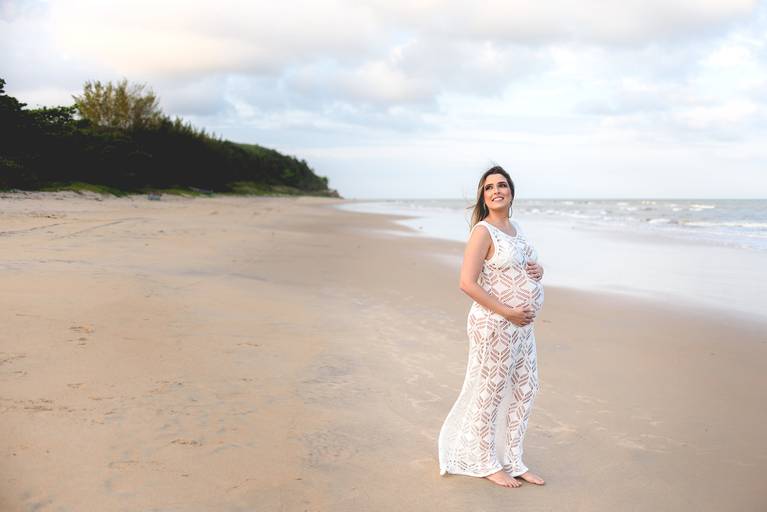 gestante fazendo book na praia 