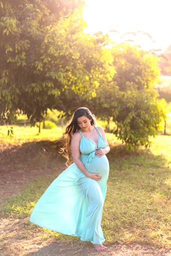 Ana Paula Gava nutricionista gestante, esperando o bebê Dom sessão externa no por do Sol na Aldeia das Aguas