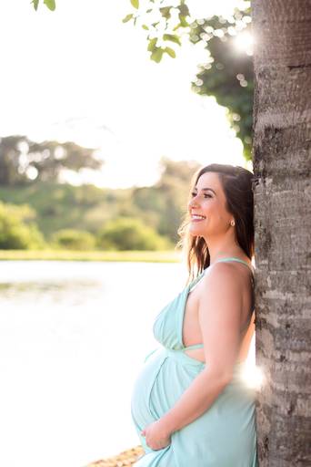 Ana Paula Gava nutricionista gestante, esperando o bebê Dom. foto da gestante na beira do lago Aldeia das Aguas