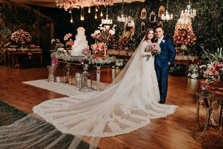 fotografia-de-casal-abraçados-na-mesa-do-bolo-no-buffet-Le-jardin-em-Fortaleza - CE