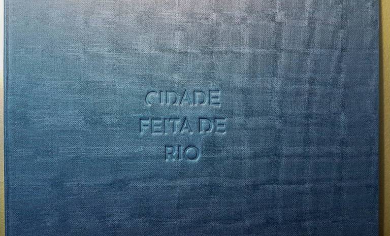 Livro com fotos do fotógrafo