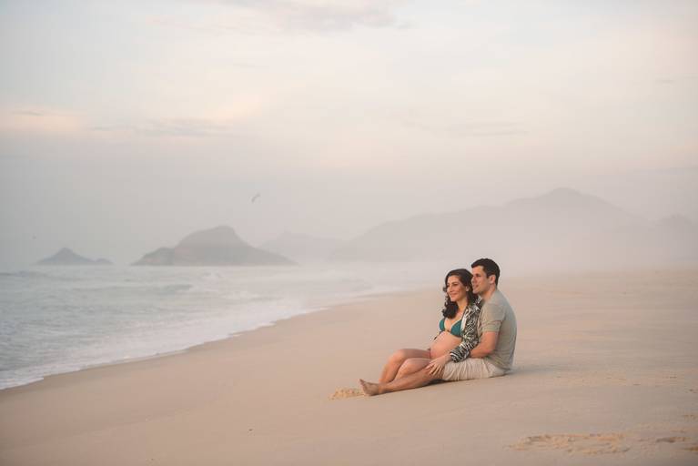 gestante na praia do recreio ensaio