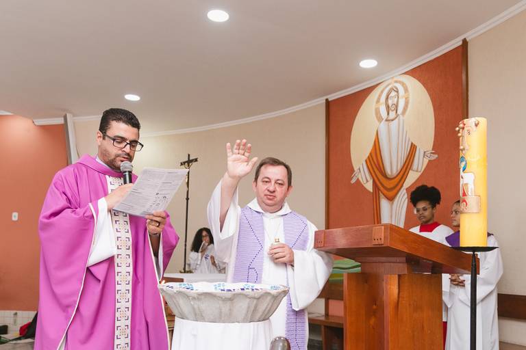 Batizado da Izadora na Paróquia São José no bairro de Americanópolis, em São Paulo.