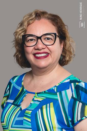 Retrato corporativo da contadora Val Fatoreto