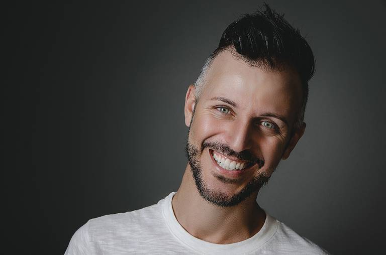 Ensaio fotográfico em estúdio retrato profissional personal branding cabeleireiro e maquiador val medeiros