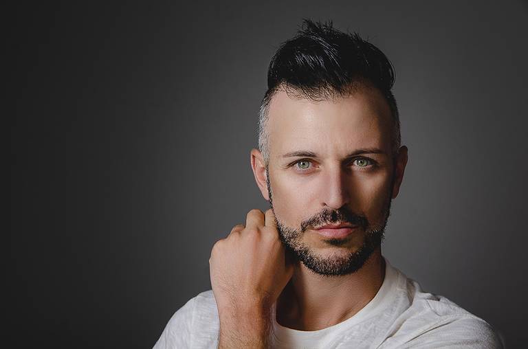 Ensaio fotográfico em estúdio retrato profissional personal branding cabeleireiro e maquiador val medeiros