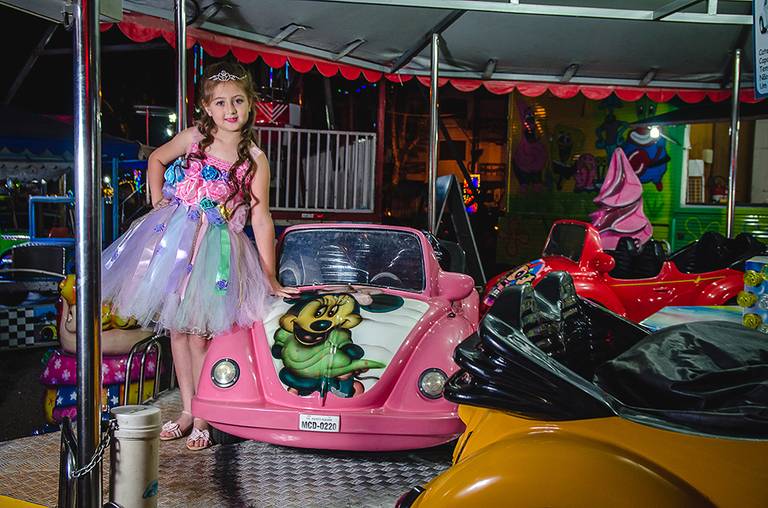 Ensaio infantil menina parque de diversões