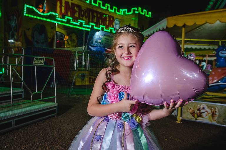 Ensaio infantil menina parque de diversões