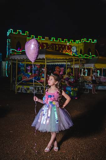 Ensaio infantil menina parque de diversões