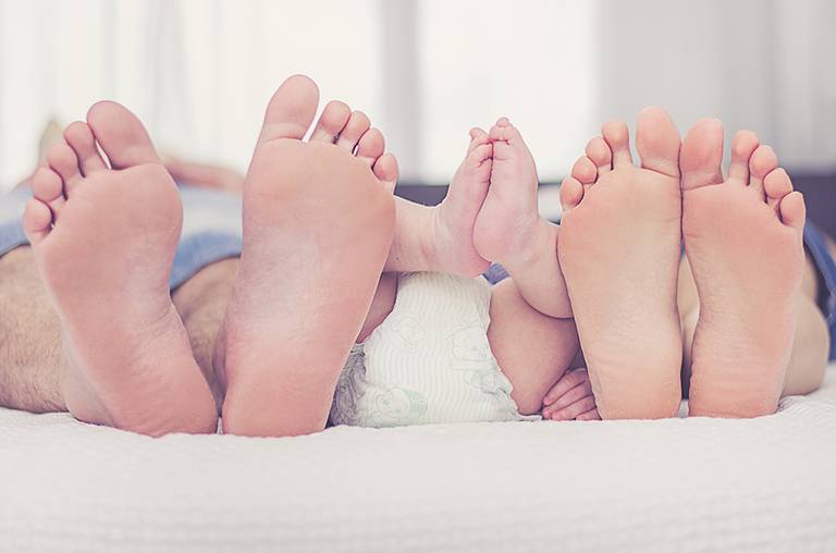 Ensaio fotográfico book família porto alegre em casa pés