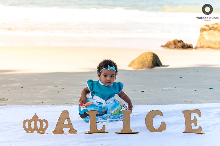 Ensaio Smash the cake na praia da Alice