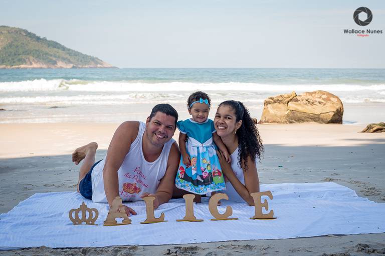 Ensaio Smash the cake na praia da Alice