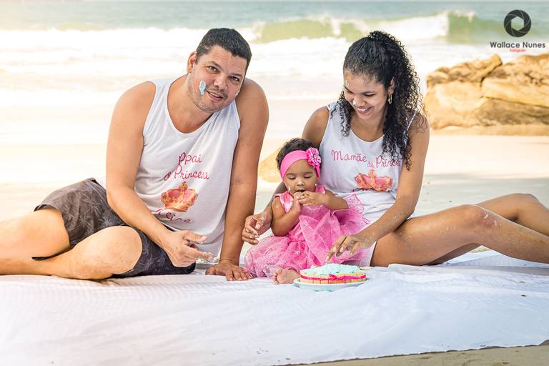 Ensaio Smash the cake na praia da AliceEnsaio Smash the cake na praia da Alice - Papai e mamãe curtindo junto