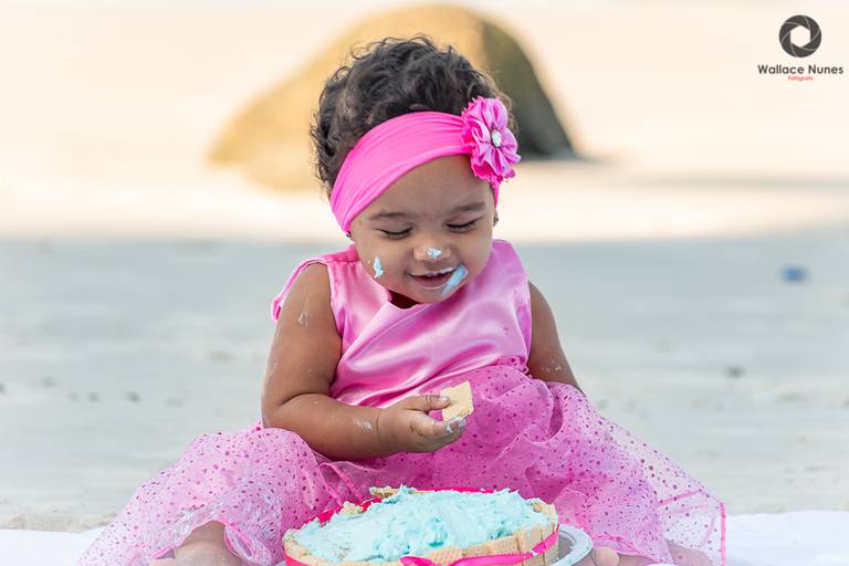 Ensaio Smash the cake na praia da Alice