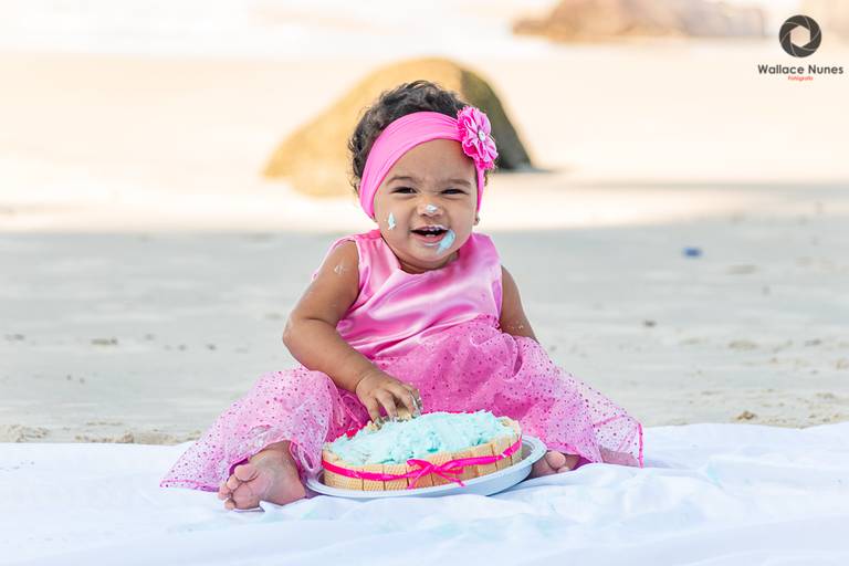 Ensaio Smash the cake na praia da Alice