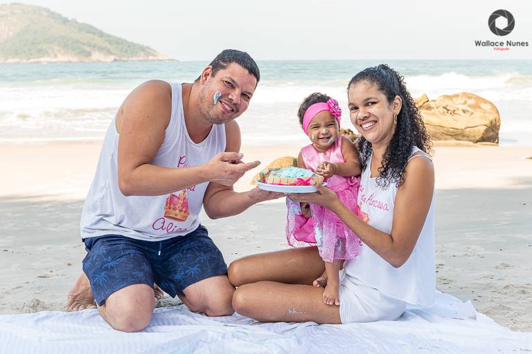 Ensaio Smash the cake na praia da AliceEnsaio Smash the cake na praia da Alice - Papai e mamãe curtindo junto