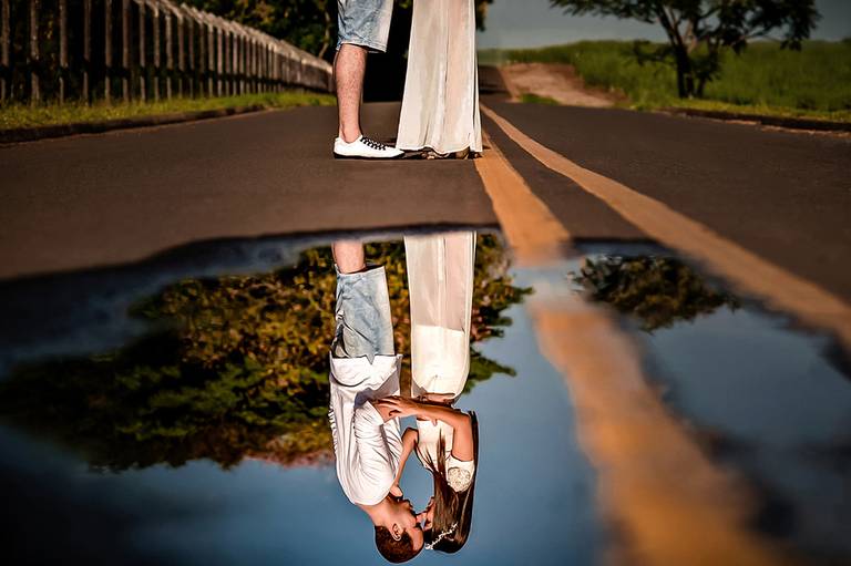 REFLEXO DE CASAL EM ÁGUA