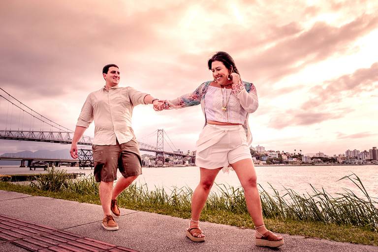 CASAL PASSEANDO EM FLORIPA