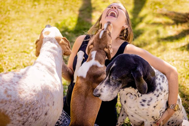 FOTO  GESTANTE COM CACHORROS