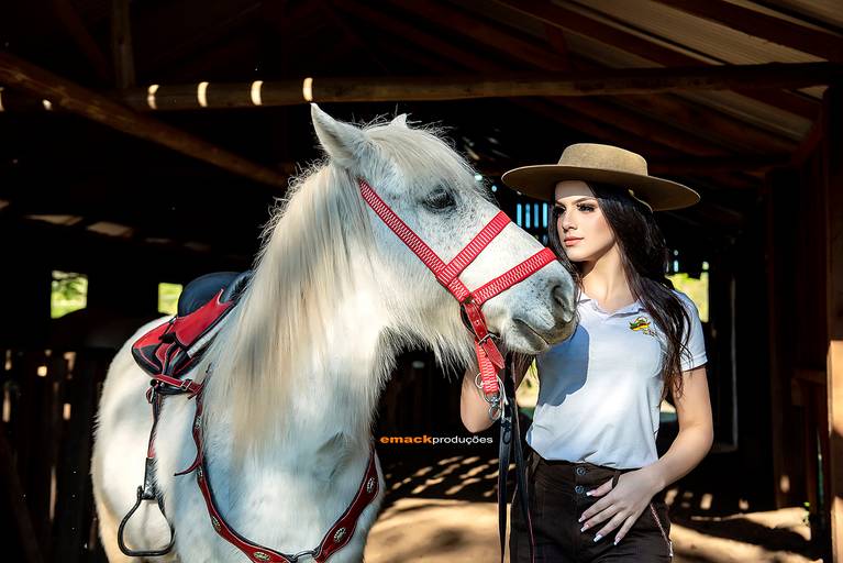 book-15 anos-fotografo-profissional-ensaio fotografico-vestido de 15 anos-castelo-praia-cavalo-gramado-torres-bento goncalves-book urbano-porto alegre