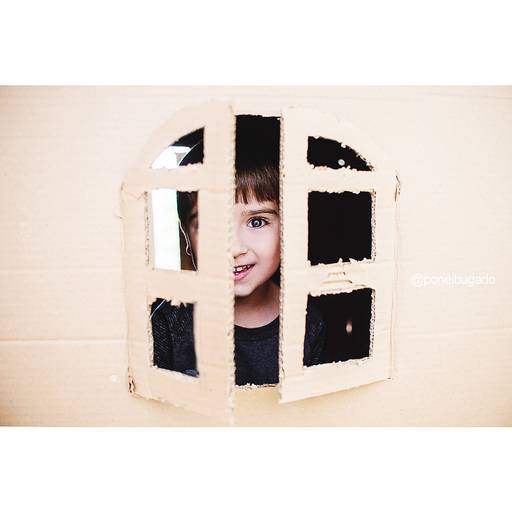 festa infantil em casa com recreação infantil, brincando de criar com papelão. Brincadeiras e criança para festa em casa ou no quintal, brincando com papelão