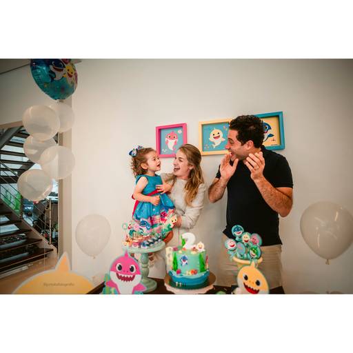 mesa baby shark, festinha baby shark, decor baby shark, festinha em casa, festinha no rack, festinha na quarentena, vestido azulmenina, vestido festinha de 2 anos, vestido baby shark, pais de menina, festinha simples, decor festa simples