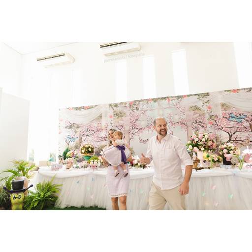 mesa de festa com decoração de fadas no buffet kids kingdom