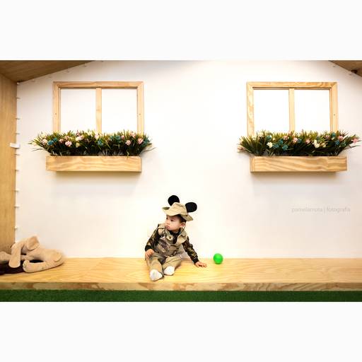 roupa mickey na selva. Festa de aniversario com o tema mickey na selva. Ideias de festas para meninos. Festinhas de aniversario de 1 ano no buffet mundo encantado.
Buffets com brinquedos de madeira para bebes