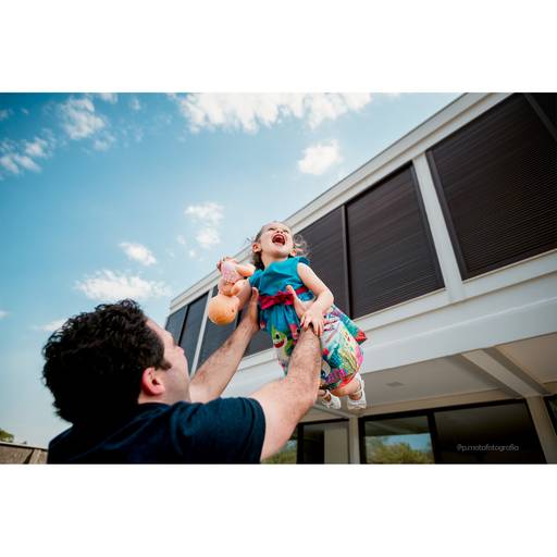 festinha no quintal, ceu azul, decoração de festa no quaintal, vestido azul baby shark, vestido baby shark, pai e filha, pai de menina, fotos em familia, festinha na quarentena, decor baby shark