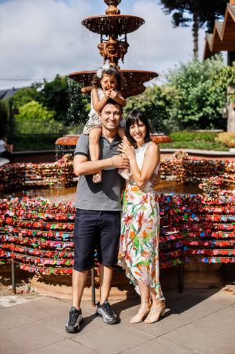 casal fotografo barato gramado pacote prime gourmet fotos rua torta ensaio fotos  familia criança infantil gramadobook fonte do amor eterno