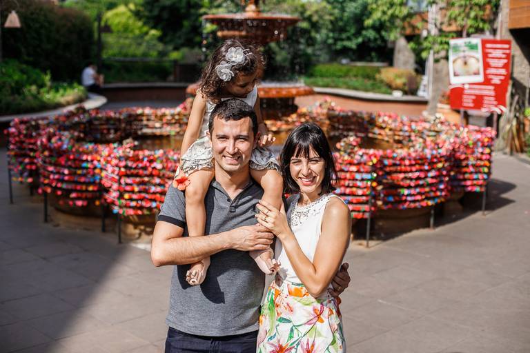 casal fotografo barato gramado pacote prime gourmet fotos rua torta ensaio fotos  familia criança infantil gramadobook fonte do amor eterno