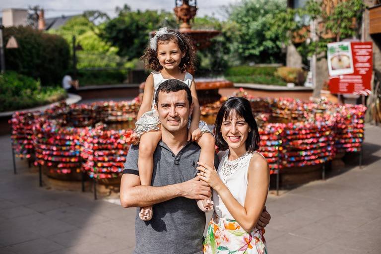 casal fotografo barato gramado pacote prime gourmet fotos rua torta ensaio fotos  familia criança infantil gramadobook fonte do amor eterno