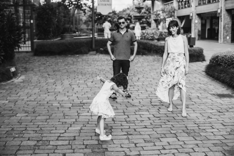 casal fotografo barato gramado pacote prime gourmet fotos rua torta ensaio fotos  familia criança infantil gramadobook fonte do amor eterno