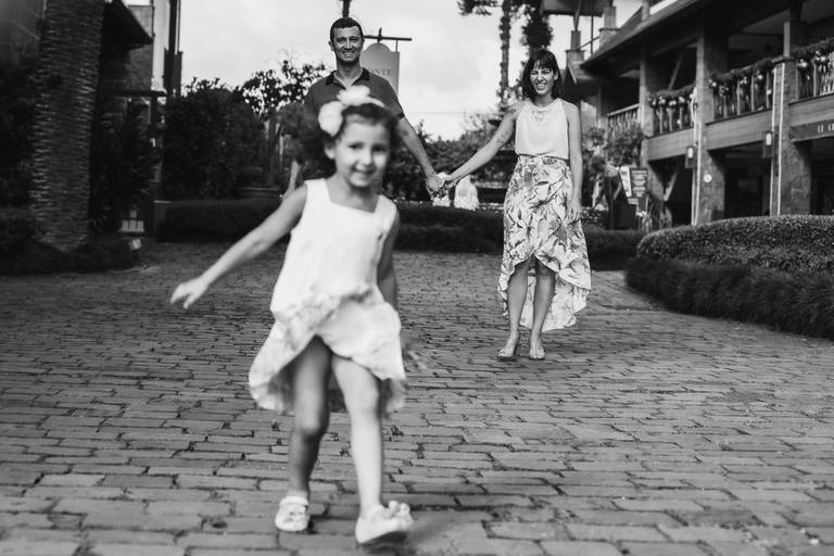 casal fotografo barato gramado pacote prime gourmet fotos rua torta ensaio fotos  familia criança infantil gramadobook fonte do amor eterno