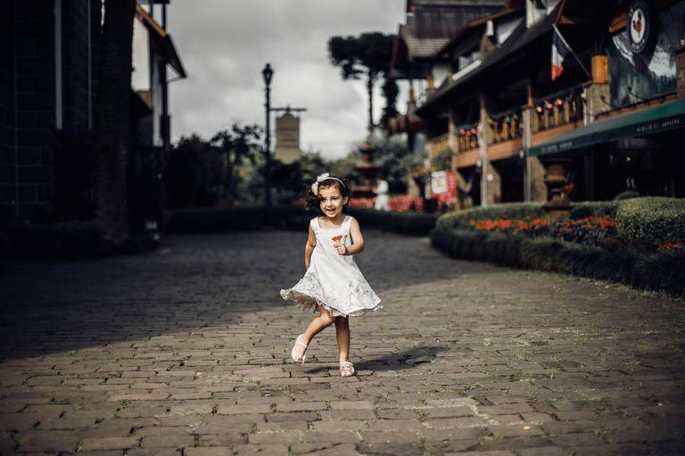 casal fotografo barato gramado pacote prime gourmet fotos rua torta ensaio fotos  familia criança infantil gramadobook fonte do amor eterno