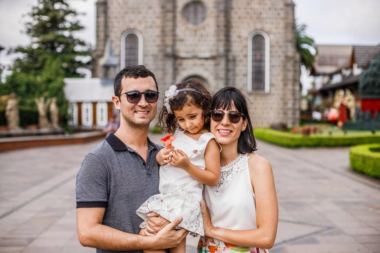 casal fotografo barato gramado pacote prime gourmet fotos rua torta ensaio fotos  familia criança infantil gramadobook igreja matriz