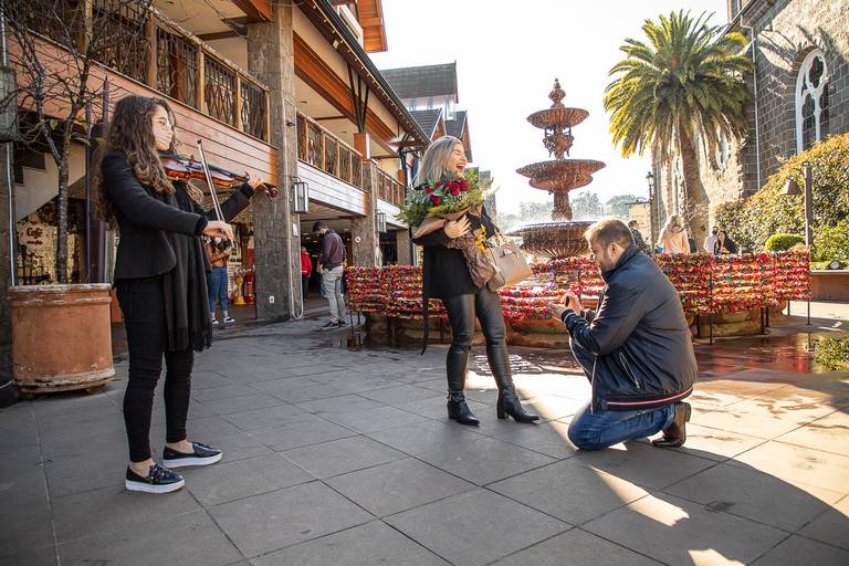pedido de casamento em gramado fonte do amor eterno violinista surpresa fotos fotografia registro fotografo buque flores musica 