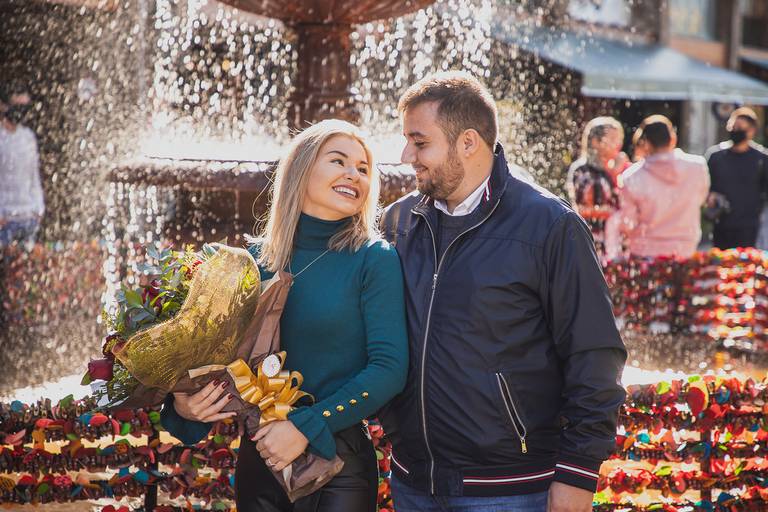 pedido de casamento em gramado fonte do amor eterno violinista surpresa fotos fotografia registro fotografo buque flores musica 