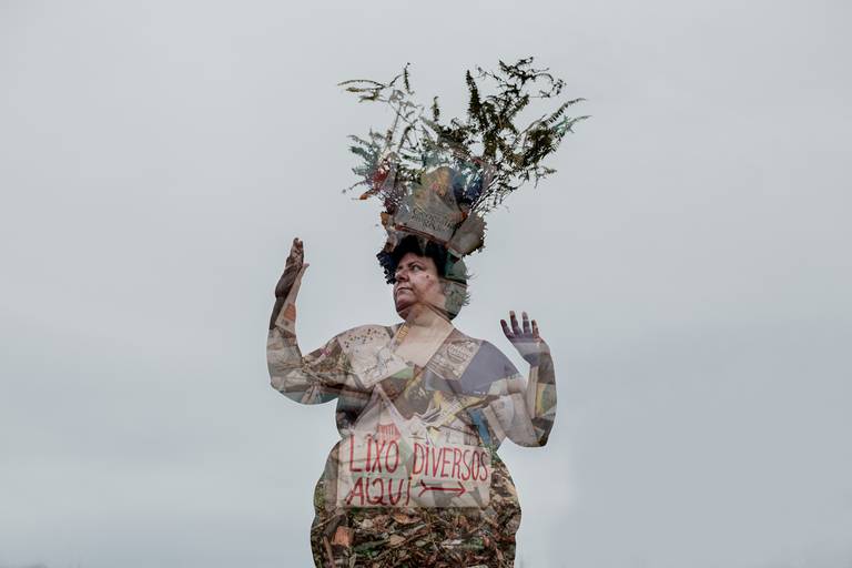 foto na horizontal com uma mulher gorda ao centro, usando uma coroa de flores e galhos. ela está com os braços levantados e olhando para o lado esquerdo. dentro do corpo dela é possível ver uma segunda imagem com lixo e os dizeres: lixo diversos aqui.