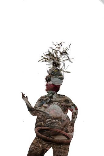 foto na vertical com uma mulher gorda ao centro, usando uma coroa de flores e galhos. ela está com os braços levantados e olhando para o lado esquerdo. dentro do corpo dela é possível ver uma segunda imagem com restos de sacolas, pneus e garrafas.