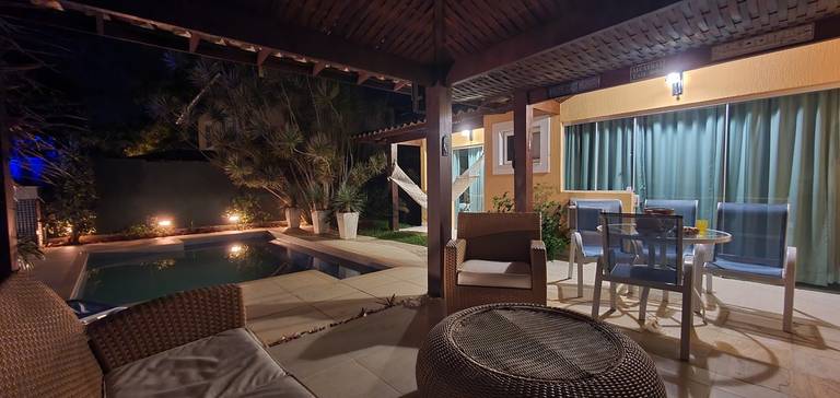 Área externa iluminada a noite